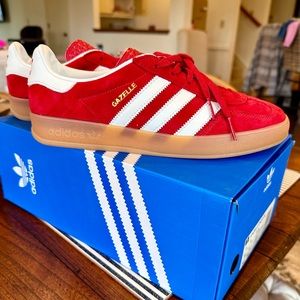 NWT Gazelle Scarlet/ Cloud White/ Scarlet Unisex Sizing men 6/women 7